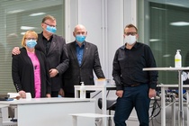 Kuvassa väistyvä puheenjohtaja Ari Rautakorpi vaimonsa Helenan kanssa, kunniapuheenjohtaja Antero Saksala sekä uudeksi puheenjohtajaksi valittu Aki Hepokorpi